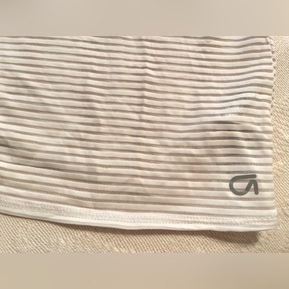 GAP Fit White Athletic Lightweight Curved Hem Muscle Tee Top Size Medium - Picture 5 of 7